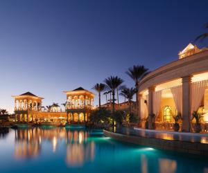 JOIA El Mirador by Iberostar -Adults Only内部或周边的泳池