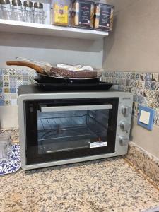 un microondas en la parte superior de una barra de cocina en maison alhaj en Tánger