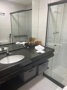 ein Badezimmer mit Waschbecken und Dusche in der Unterkunft Mana Beach Experience B 114, Porto de Galinhas in Porto De Galinhas