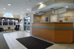 um lobby de um hospital com uma recepção em Microtel Inn & Suites by Wyndham Plattsburgh em Plattsburgh