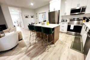 Kuchyňa alebo kuchynka v ubytovaní Comfortable Fam-Friendly 4-Bdm Home/Orchards/PRKNG