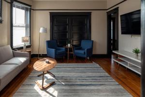 een woonkamer met een bank, 2 stoelen en een tafel bij Updated 3 bedroom unit with balcony! in Cape Girardeau