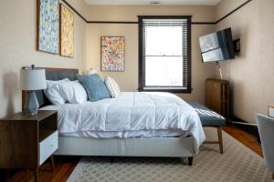 1 dormitorio con cama y ventana en Updated 3 bedroom unit with balcony!, en Cape Girardeau