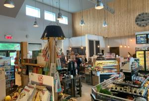 Supermarket nebo jiné obchody v  apartmánu nebo okolí