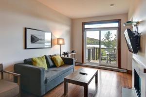 TV a/nebo společenská místnost v ubytování Deluxe Suite-sur-Lac Superieur - Tremblant Versant Nord