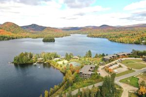 uma vista aérea de um lago no outono em Deluxe Suite - View on Lake & 6 Min from Tremblant Versant Nord em Lac Supérieur