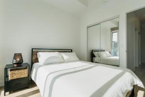 En eller flere senger på et rom på Cozy & Contemporary Suite - Easy Access to Everything