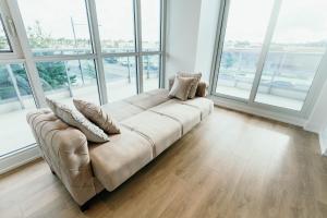 Et sittehjørne på Cozy & Contemporary Suite - Easy Access to Everything