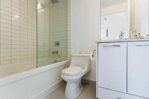 Et bad på Cozy & Contemporary Suite - Easy Access to Everything