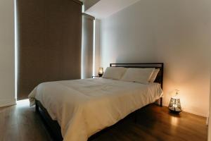En eller flere senger på et rom på Cozy & Contemporary Suite - Easy Access to Everything