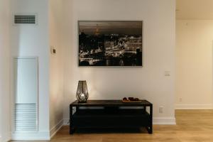 En TV eller et underholdningssystem på Cozy & Contemporary Suite - Easy Access to Everything