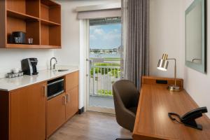 cocina con mesa, silla y ventana en SpringHill Suites by Marriott Charleston Riverview, en Charleston