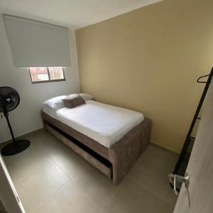 Säng eller sängar i ett rum på Aparta Suites Balcones de la Sierra