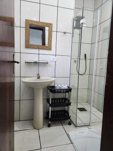 a bathroom with a sink and a shower at Pluma Hotel Cidade in Americana
