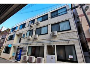um edifício com janelas do lado de uma rua em Guest house Laule'a Tennoji - Vacation STAY 10602 em Osaka