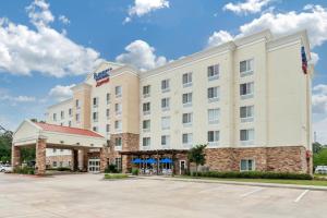 una representación de un hotel con aparcamiento en Fairfield Inn & Suites by Marriott Houston Conroe, en Conroe