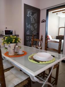 een witte tafel met een bord erop bij Rodando x Mendoza in Guaymallen