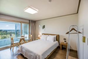 Voodi või voodid majutusasutuse Nadia Jeju toas
