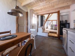 cocina y comedor con mesa y sillas en Comfy holiday home in Roes with terrace en Roes