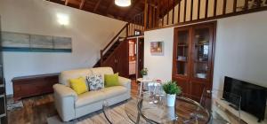 Una sala de estar con un sofá y una mesa de cristal. en Vivienda Vacacional Finca Monterrey Mazo, en Mazo