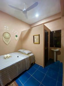 - une chambre avec un lit et un sol bleu dans l'établissement Casa Lol-cab, à Valladolid