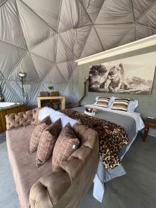 - une chambre avec un grand lit et un canapé dans l'établissement Refúgio Santa Helena - Domo Zen, à Salesópolis