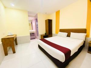 a bedroom with a large bed in a room at Sun Inns Hotel Cheras - Balakong in Cheras