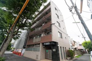 een gebouw aan de straatkant bij Ihatov Komazawa in Tokyo