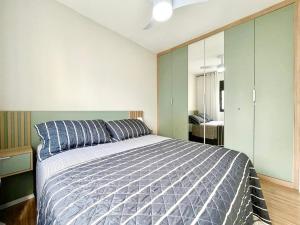 Un pat sau paturi într-o cameră la Apartamento Espaçoso e Aconchegante na Bela Vista