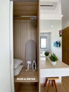 een kleine kamer met een bed en een bureau bij Sea home 2 bedroom at Mỹ Khê Beach in Da Nang