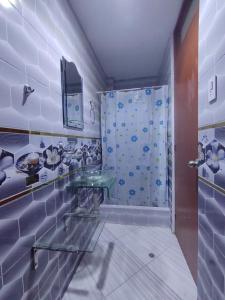 y baño con lavabo y ducha. en TRANSFER VIP HOSTEL, en Lima