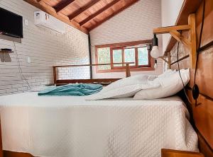 een slaapkamer met een groot bed in een kamer bij Chale pe na areia c WIFI -Praia do Peixe Grande BA in Prado