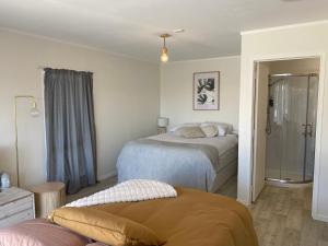 Letto o letti in una camera di Pāpāmoa Beach Studio Oasis