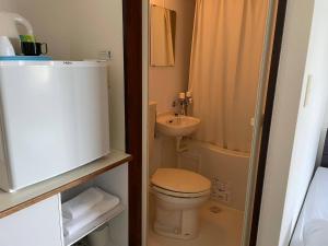 ein kleines Badezimmer mit Toilette und Waschbecken in der Unterkunft Southern Village Okinawa - Vacation STAY 09974v in Kishaba + 13 Fotos