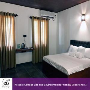 um quarto com uma cama e uma experiência ecológica em The Cottage Sigiriya em Sigiriya