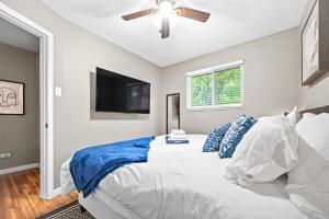 1 dormitorio con 1 cama y ventilador de techo en Saint Charles 2 Bedroom Townhome Retreat, en Earth City