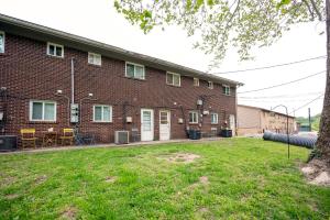 アース・シティにあるSaint Charles 2 Bedroom Townhome Retreatの前に芝生がある大きなレンガ造りの建物