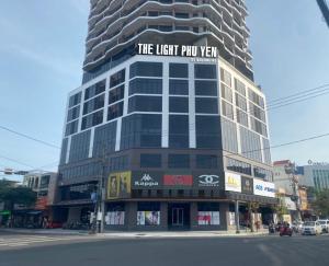 un edificio alto con un cartel encima en Dinh’s Aparment en Tuy Hoa