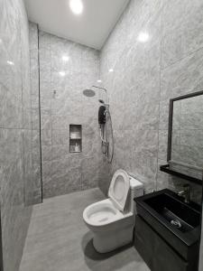 La salle de bains est pourvue d'une douche, de toilettes et d'un lavabo. dans l'établissement SS Muar, à Muar