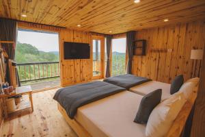TV a/nebo společenská místnost v ubytování Lavender Dalat Hotel and Resorts