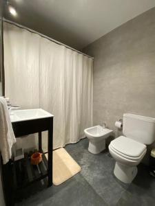une salle de bain avec toilettes et lavabo dans l'établissement Caleta View - Dpto Confortable, à Puerto Madryn 4 autres photos