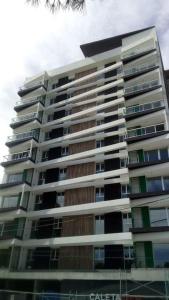 un grand bâtiment avec de nombreuses fenêtres dans l'établissement Caleta View - Dpto Confortable, à Puerto Madryn