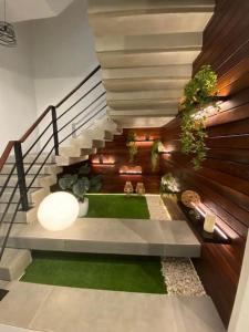 un escalier en colimaçon avec un petit jardin dans une maison dans l'établissement Caleta View - Dpto Confortable, à Puerto Madryn