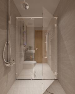 La salle de bains est pourvue d'une douche en verre et d'un lavabo. dans l'établissement Dinh’s Aparment, à Tuy Hoa
