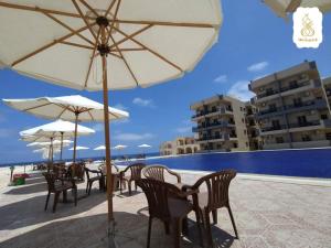 Balkón nebo terasa v ubytování اجمل شاليه بقرية بلو باي بمرسى مطروح مكيف غرفتين ورسيبشن best chalet 2 room marsa matrouh blue bay village