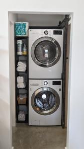 een wasmachine en droger in een wasruimte bij Villa di Valli in Los Angeles