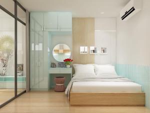 Dinh’s Aparment في توي هوا: غرفة نوم بسرير كبير وحمام