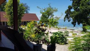 uma vista para a praia a partir de uma casa em Amoryg Resort and Dive Raja Ampat em Pulau Mansuar