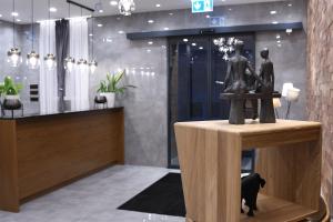 LedineKAME HOTEL BELGRADE,贝尔格莱德凯美酒店的大堂桌子上的一对夫妇的雕像