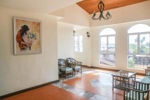 ein Wohnzimmer mit einem Gemälde an der Wand in der Unterkunft Vera Costa Hotel in Sangkhom